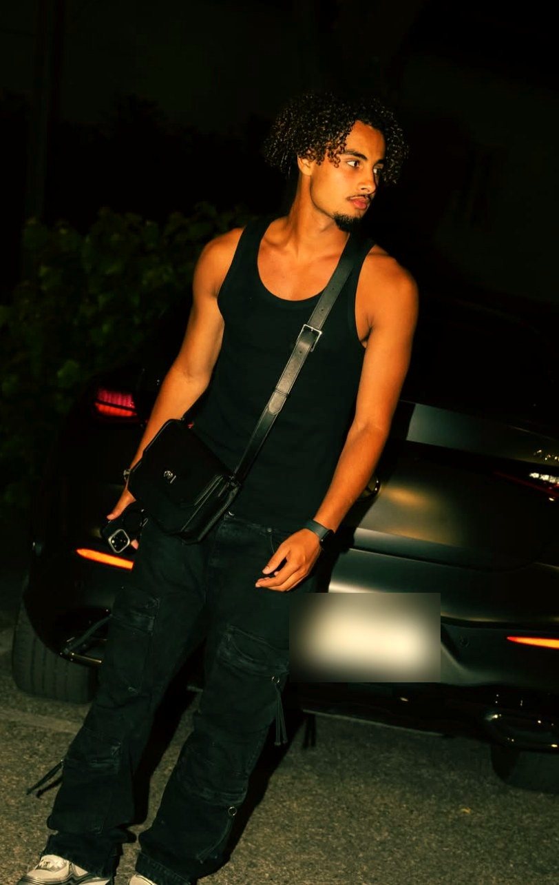 Nabil Homssa en tenue noire, de nuit